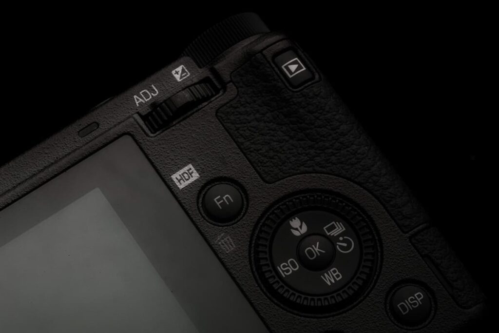 RICOH］これまでにない新しい表現が楽しめるハイエンドコンパクト 